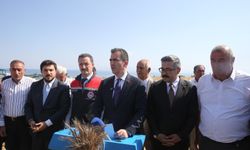 Vali Karakaya hasat mesaisinde çiftçilerle buluştu