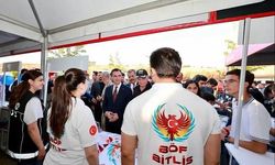 Vali Karakaya’dan Ahlat’ta teknoloji ve güvenlik stantlarına yakın inceleme