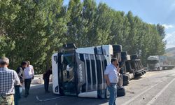 Tatvan’da saman yüklü tır devrildi: Sürücü hafif yaralandı