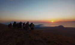 19 doğasever Nemrut Kalderası’nda 13 saatlik zirve yürüyüşü gerçekleştirdi