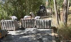 Bitlis’te köy yolları parke taşlarıyla yenileniyor