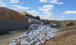 Bingöl'de saman yüklü tır devrildi: 1 yaralı