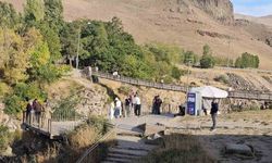 İranlı turistlerden Muradiye Şelalesi'ne büyük ilgi
