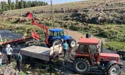 Kars'ta dereye uçan traktör römorku 4 saatte dereden çıkardı