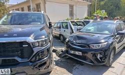 Kontrolden çıkan araç park halindeki 4 araca çarptı