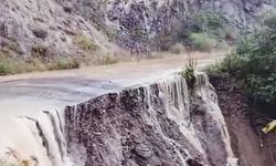 Posof'ta su taşkını, yol çöktü