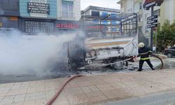 Van'da park halindeki kamyonet yandı