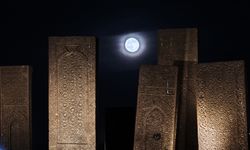 Dolunay ve tarihi mezar taşları aynı karede buluştu