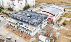 Bitlis Beşminare Mahallesi’ndeki spor merkezi inşaatında çalışmalar devam ediyor