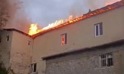 Alevler okulu sardı, o Türk bayrağına koştu