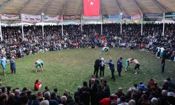 Cumhuriyet ile yaşıt karakucak güreşleri nefes kesti