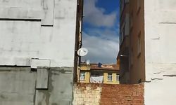 Elazığ’da pes dedirten görüntü! Halı sermek için çatıda tehlikeli hareket
