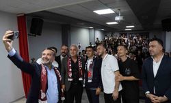 Elazığ'da unutulmaz karşılama: Okulda tribün havası esti