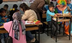 Erzincan'da üniversiteli gönüllüler köy okulundaki çocuklara unutulmaz bir gün yaşattı