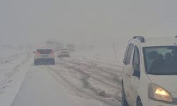 Erzurum’da kar yağışı sürücülere zor anlar yaşattı