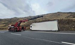 Iğdır-Doğubayazıt yolunda araç devrildi: Yol ulaşıma kapandı