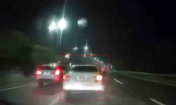 Islak yolda makas atan sürücü kameraya yakalandı