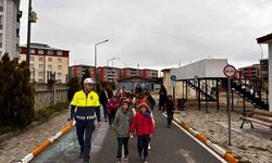 Kars’ta öğrenciler trafik kurallarını sahada öğrendi