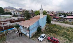 Kentsel dönüşümün ortasında zamana meydan okuyan evden bozma cami