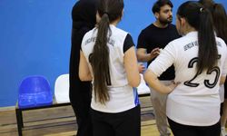 Kız çocukları voleybol sahasında dostluk için buluştu