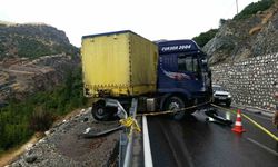 Malatya’da sürücüsünün kontrolünü kaybettiği tır bariyerlerde kaldı