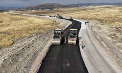 Muş'ta köy yollarında asfalt çalışmaları devam ediyor