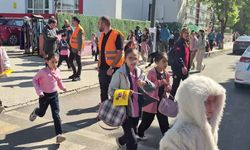 Okul servislerinde öğrenci güvenliği için reflektörlü yelek uygulaması