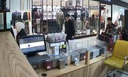 Parfümü denedi, beğenince alıp gitti