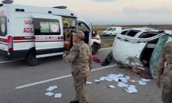 Patnos'ta 7 kişinin bulunduğu araç takla attı