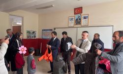 Patnos'ta öğrencilere mont ve bot desteği sağlandı