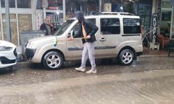 Sağanağı görünce fırsatı kaçırmadı: Aracını yağmurun altında yıkadı