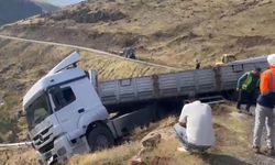 Solhan’da facianın eşiğinden dönüldü: Tır uçurum kenarında mahsur kaldı