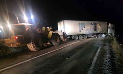 Van-Hakkari yolunda tır kaza yaptı, trafik aksadı