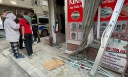 Yolcu minibüsü ile çarpıştı, terzi dükkanına daldı