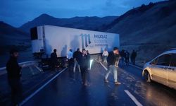 Yüksekova-Van karayolunda tır kaza yaptı: Araçlar mahsur kaldı