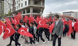 Yüksekova'da 110 metrelik dev bayrakla yürüyüş yapıldı