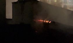 Yüksekova'da fırının çatısında çıkan yangın paniğe neden oldu