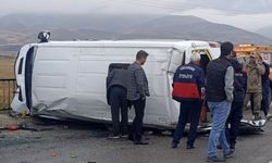 Yüksekova'da öğrenci servisi devrildi: 10 öğrenci yaralı