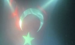 Suyun 29 metre altında Türk Bayrağı gururu