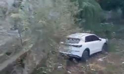 Tatvan’da fren yerine gaza basan sürücü evin bahçesine girdi