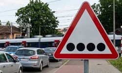Dört siyah noktalı trafik tabelası hangi ülkede kullanılıyor, işaretin anlamı nasıl öğrenildi?