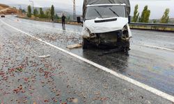Hizan’da araç istinat duvarına çarptı: 2 yaralı