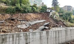Bitlis’te yağışlar nedeniyle yolda çökme meydana geldi