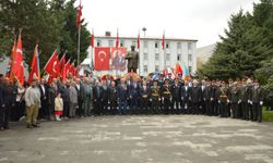 Tatvan’da Cumhuriyet Bayramı kutlamaları çelenk sunma töreniyle başladı