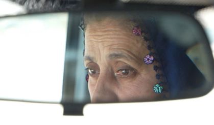 Direksiyon başında bir kadın: 15 yıldır servis şoförlüğü yapıyor