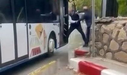 Otobüs şoförüyle tartışan şahıs, şemsiyeyle saldırıya geçti