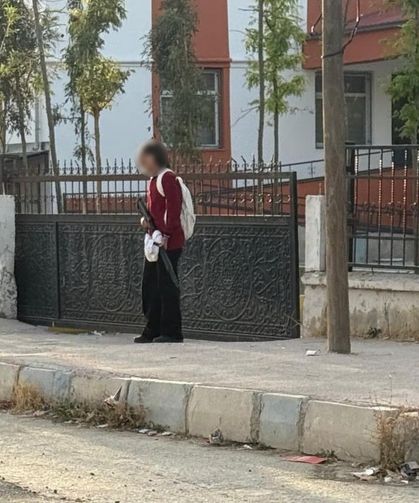 Elinde silahla okula gelen öğrenci böyle görüntülendi