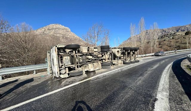 Bitlis’te trafik kazası: tır devrildi