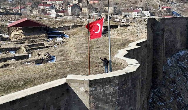 Bitlis Kalesi’nde bayrak yarıya indirildi