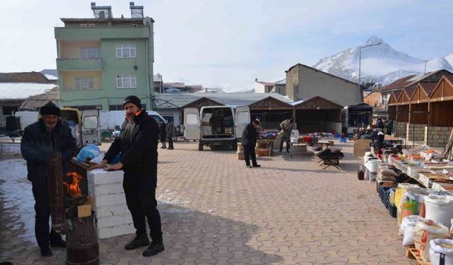 Soğuk hava pazar esnafını vurdu